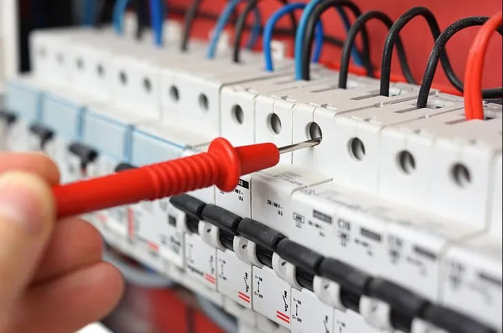 Técnico BKB en faena eléctrica industrial